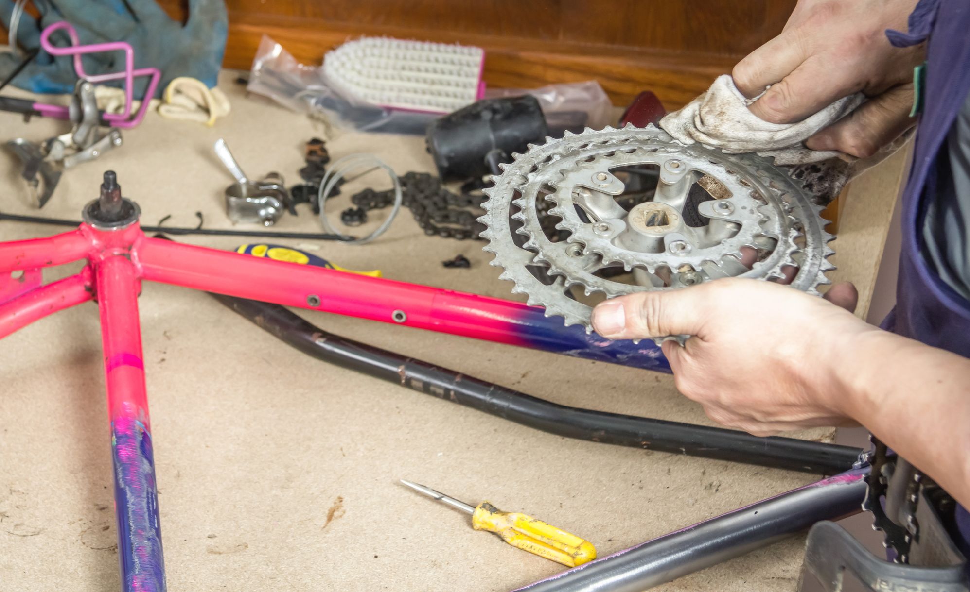 Réparation et remise en état d'un vélo par une association Réparation et remise en état d'un vélo par une association