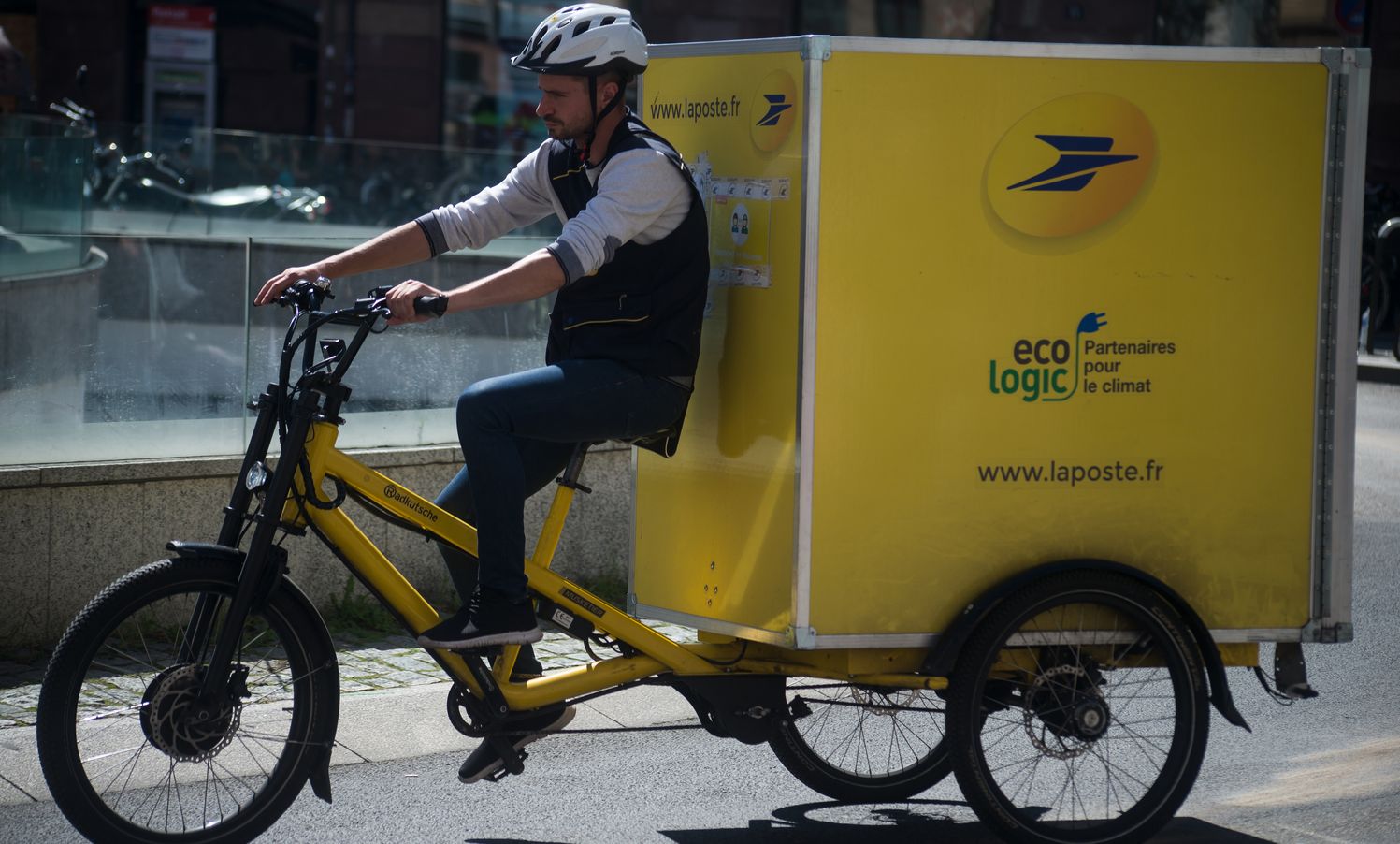 livraison colis la poste velo triporteur